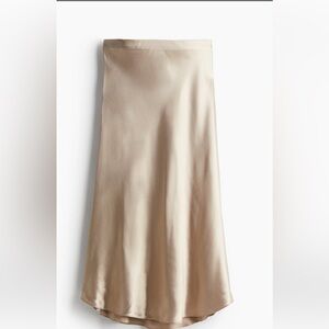 H&M Asymmetrical Satin Skirt in Cream US-L. Used 1-2 times